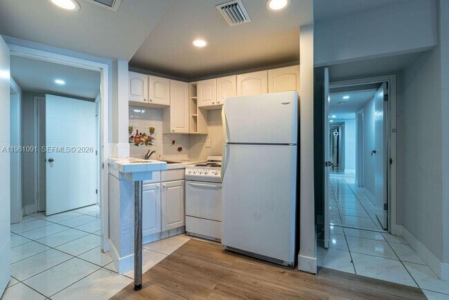 Building Photo - 5401 Collins Ave