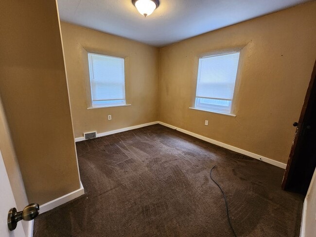 Building Photo - Two Bedroom Home in Normal