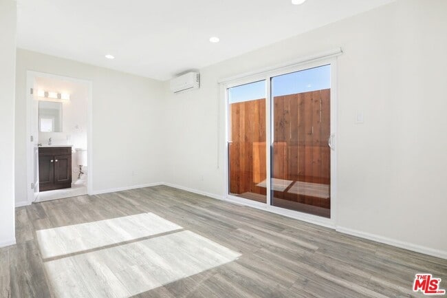 Building Photo - 1722 N Ave 45