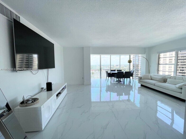 Building Photo - 11111 Biscayne Blvd