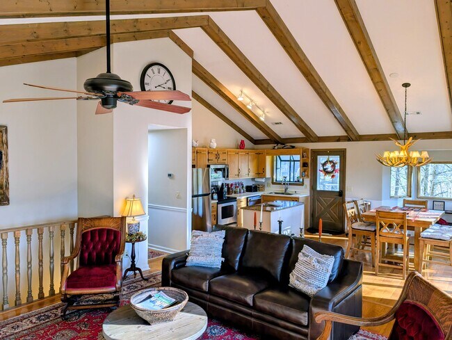 Building Photo - 842 Saddle Back Cir