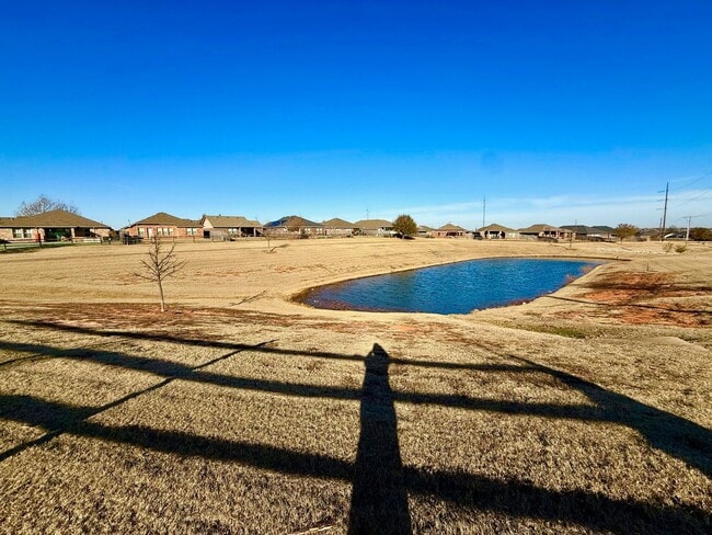 Building Photo - Great Family Home, Great Neighborhood