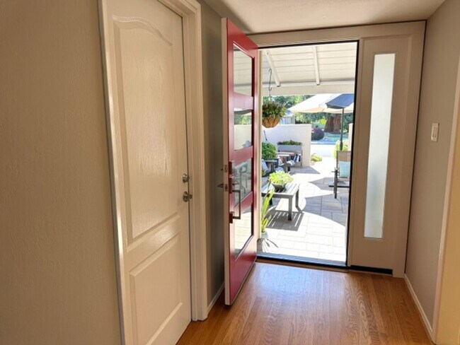 Building Photo - Beautiful 3 bedroom, 2 bath single level home in the Woodlands-Walnut Creek