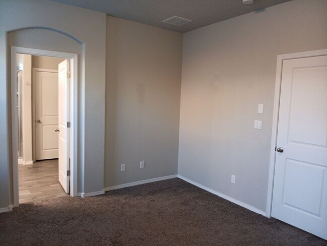 Building Photo - 4 Bedroom, 2 Bathroom! Lovely Home Coming Soon!