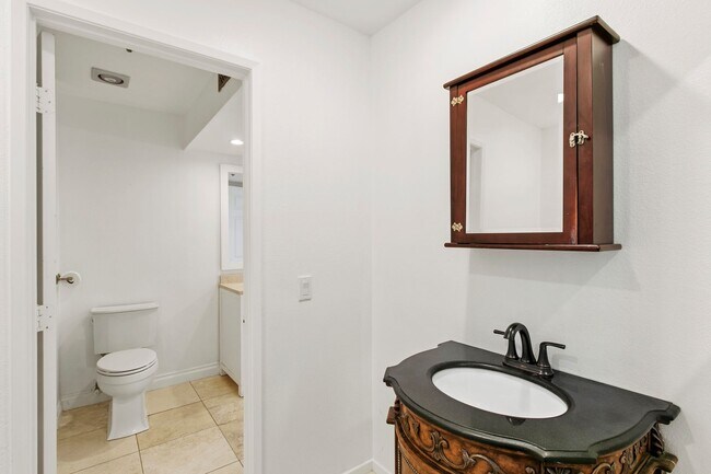 Building Photo - Ocean and Newport Harbor Views