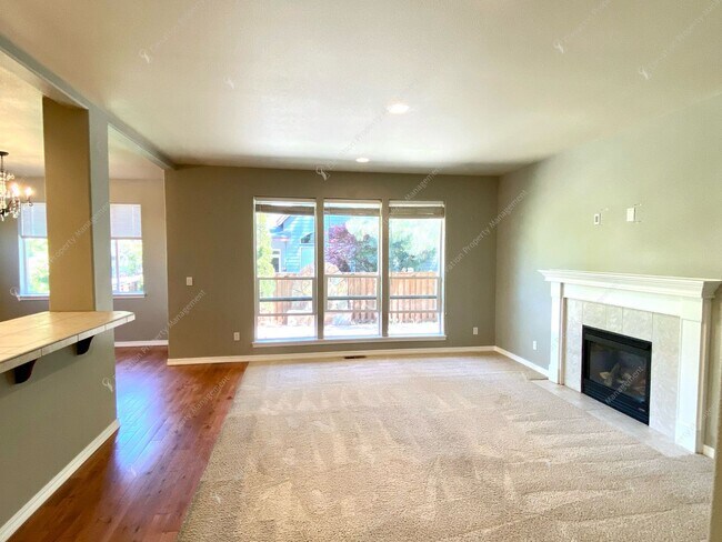 Building Photo - Spacious Corner Home with Community Pool in Prime SW Bend Location