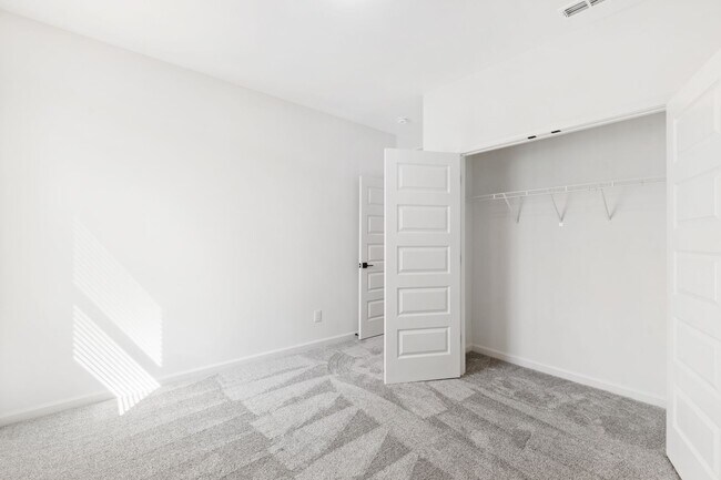 Building Photo - 121 Shadowdale Ln