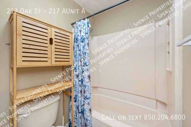 Building Photo - 217 Oak St SE