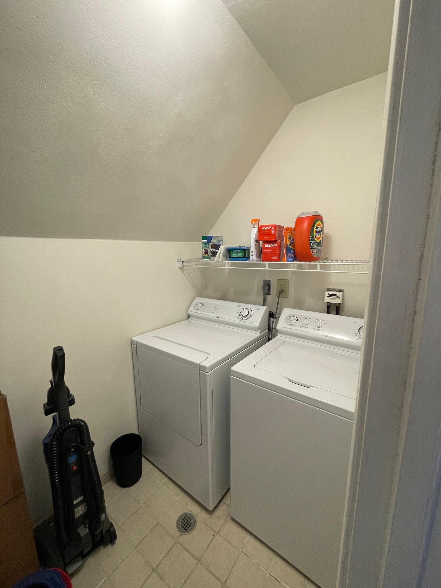 Building Photo - 521 N Badger Ave