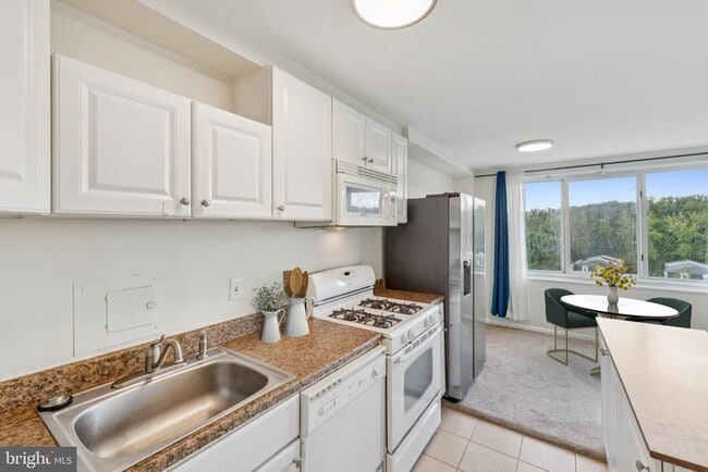 Building Photo - 10201 Grosvenor Pl