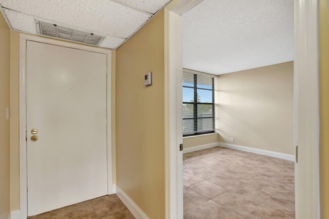 Building Photo - 3 Royal Palm Way
