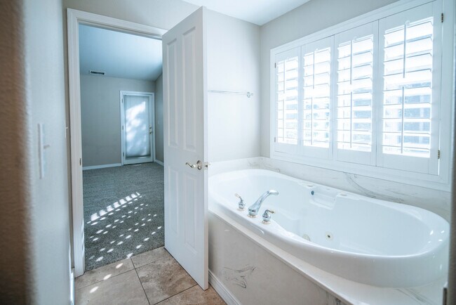 Building Photo - Beautiful Walnut Ridge Home!