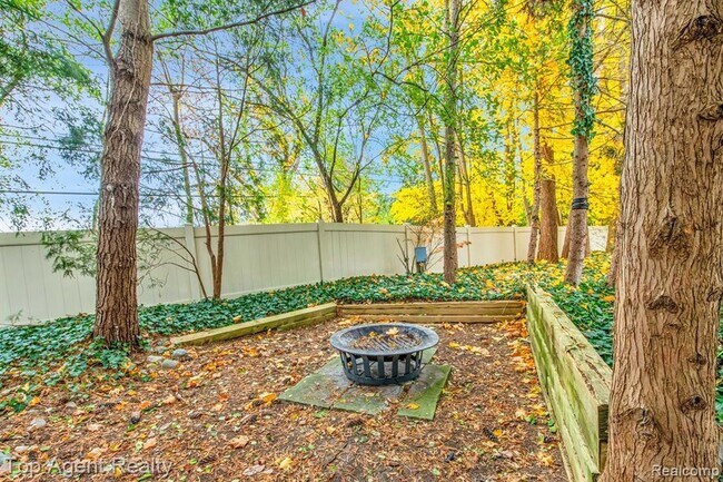 Building Photo - 5760 Snowshoe Cir