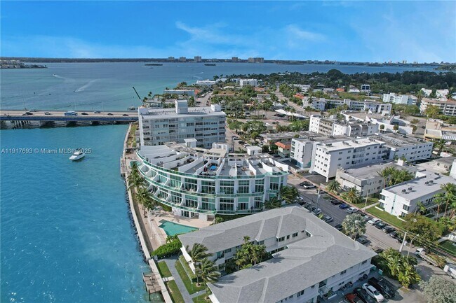 Building Photo - 2000 Bay Dr