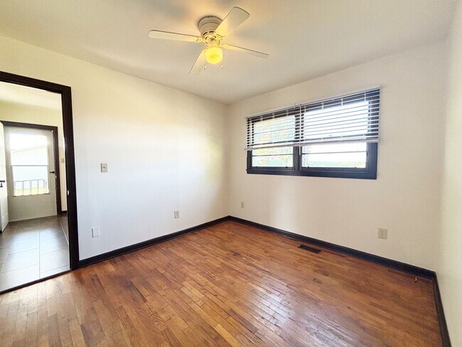 Building Photo - Greenback 37742 - 3 bedroom, 1 bath home - Contact Jeremy Logan (865) 307-2273