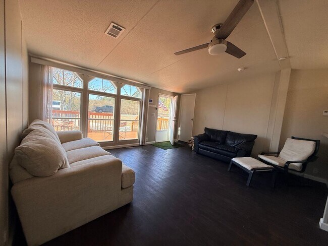 Building Photo - Super Cute 2/2 on almost half acre!