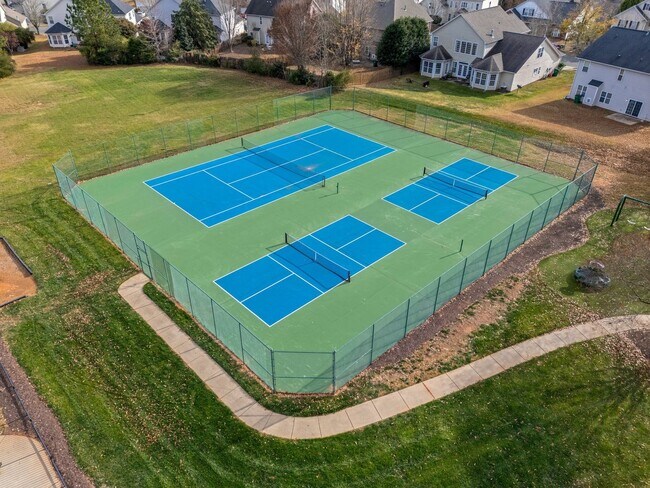 Building Photo - This immaculate 3-bed, 2.5 bath townhome in the Olde Stone Crossing community with the primary be...