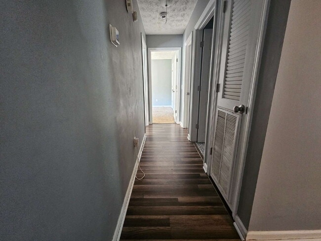 Building Photo - 4 bedroom home only 15 minutes from Fort S...