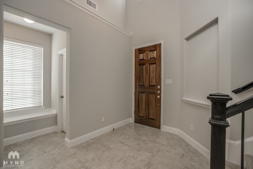 Building Photo - 133 Knight of Realm Blvd