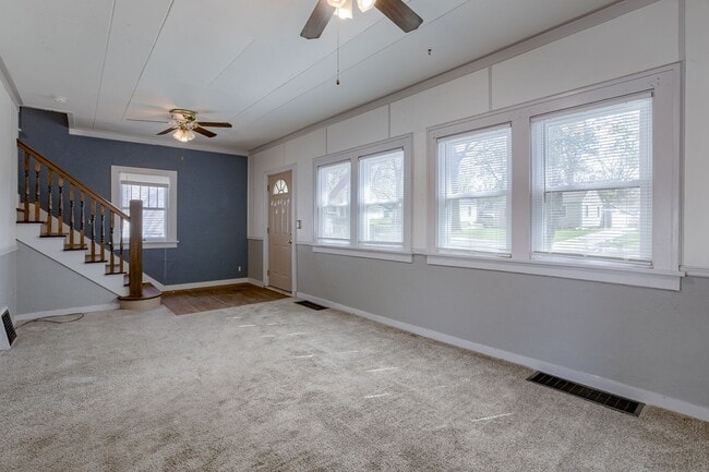 Building Photo - 3Bed 2Bath with 3 Stall Garage!