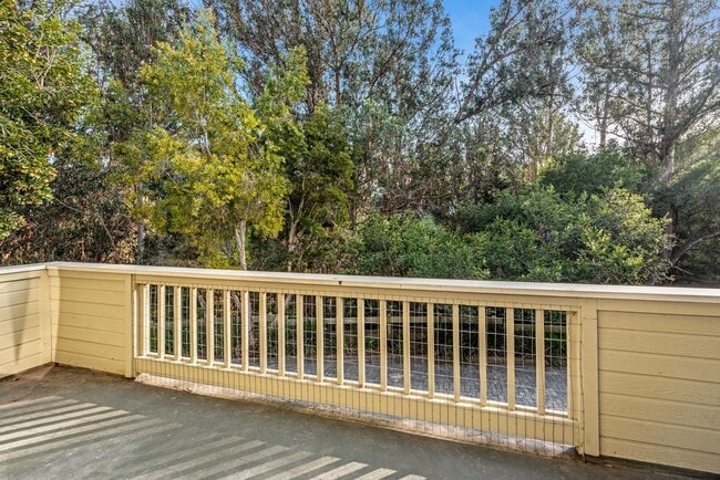 Building Photo - Spacious 3BD/2.5BA Mesa Townhome! (Walking...