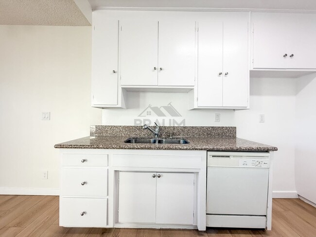 Building Photo - 6041 Whitsett Ave