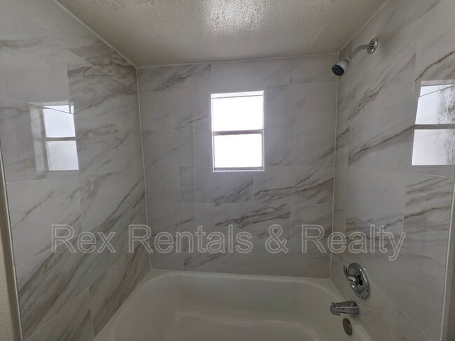 Building Photo - 2337 15th Ave S