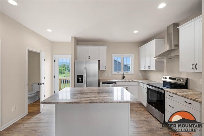 Building Photo - Charming Townhome with Garage and Bonus Room