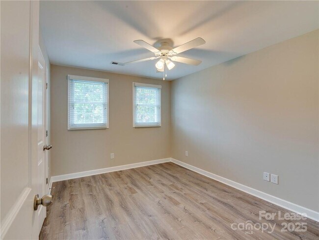 Building Photo - 1344 Green Oaks Ln