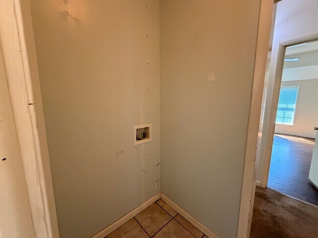 Building Photo - Come look at this 3-bedroom 1-bathroom home