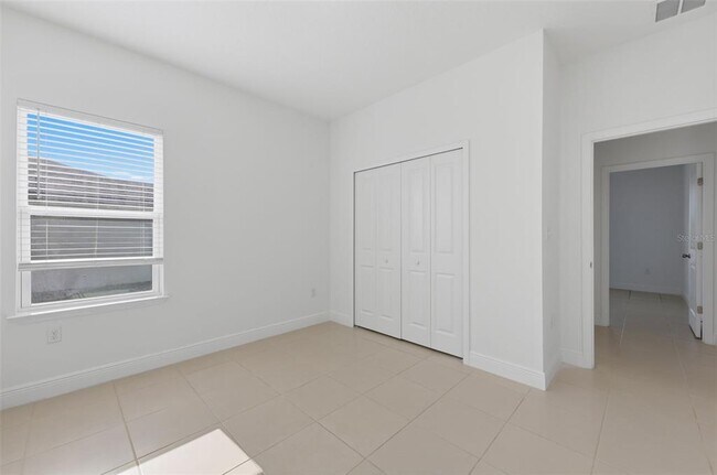 Building Photo - 304 Begonia Ct