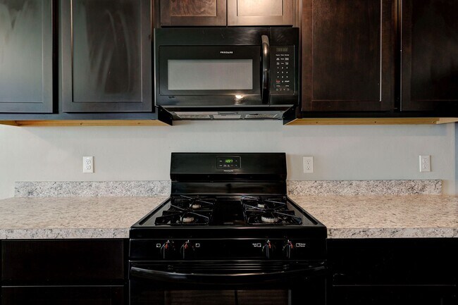 Building Photo - Beautiful 4BD/2BTH with a 2 car garage in ...