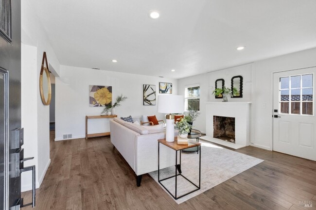 Building Photo - 372 Acacia St