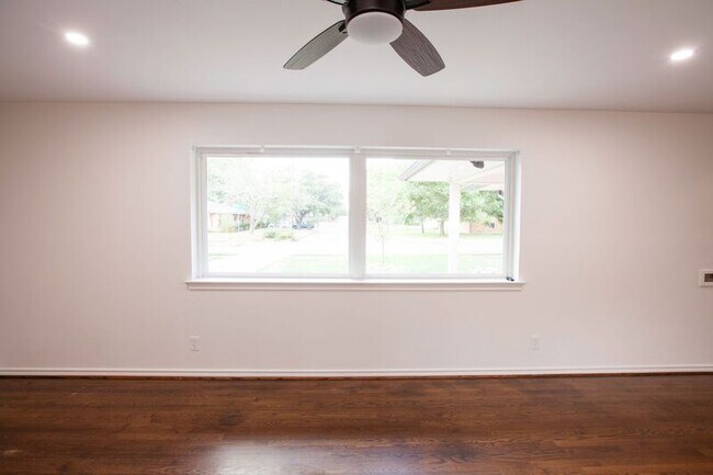 Building Photo - 10140 Shadyview Dr