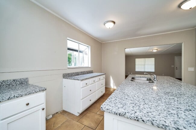 Building Photo - AVAILABLE NOW! Home for rent in Leeds AL! Close to shopping and food!