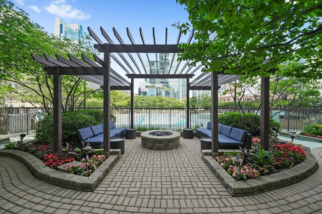 Building Photo - 400 N La Salle Dr