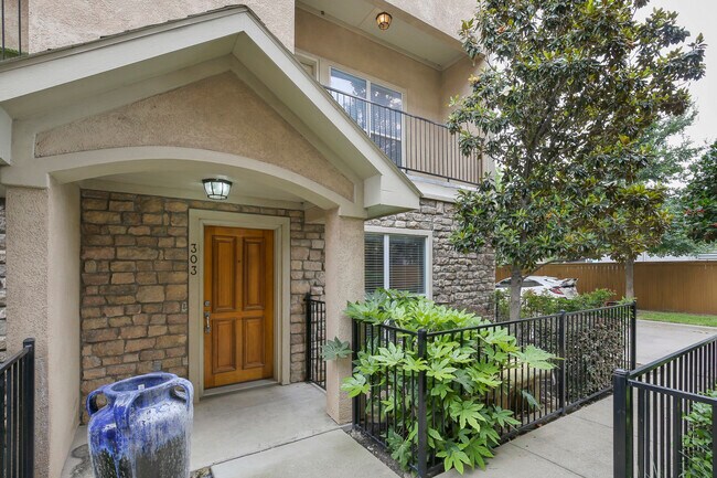 Building Photo - 3119 Cedarplaza Ln