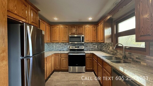 Building Photo - 4 bed 2 bath Newly Remodeled Home with att...