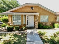 Building Photo - Conveniently Located Two-Bedroom Townhome