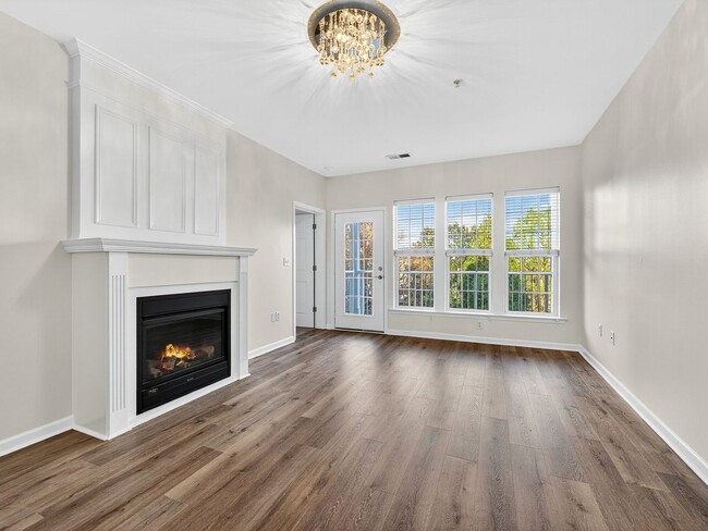 Building Photo - Beautiful 2 BR 2 BA condo in the heart of Ballantyne.