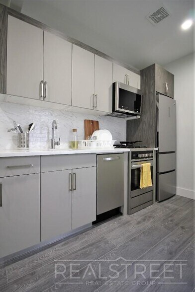 Building Photo - Stunning 1 Bed Near Prospect Park