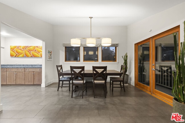 Building Photo - 2601 Nichols Canyon Rd