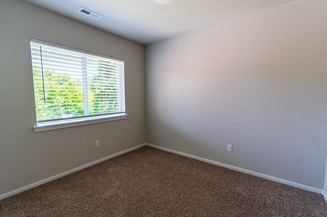 Building Photo - Beautiful 4 bedroom Duplex