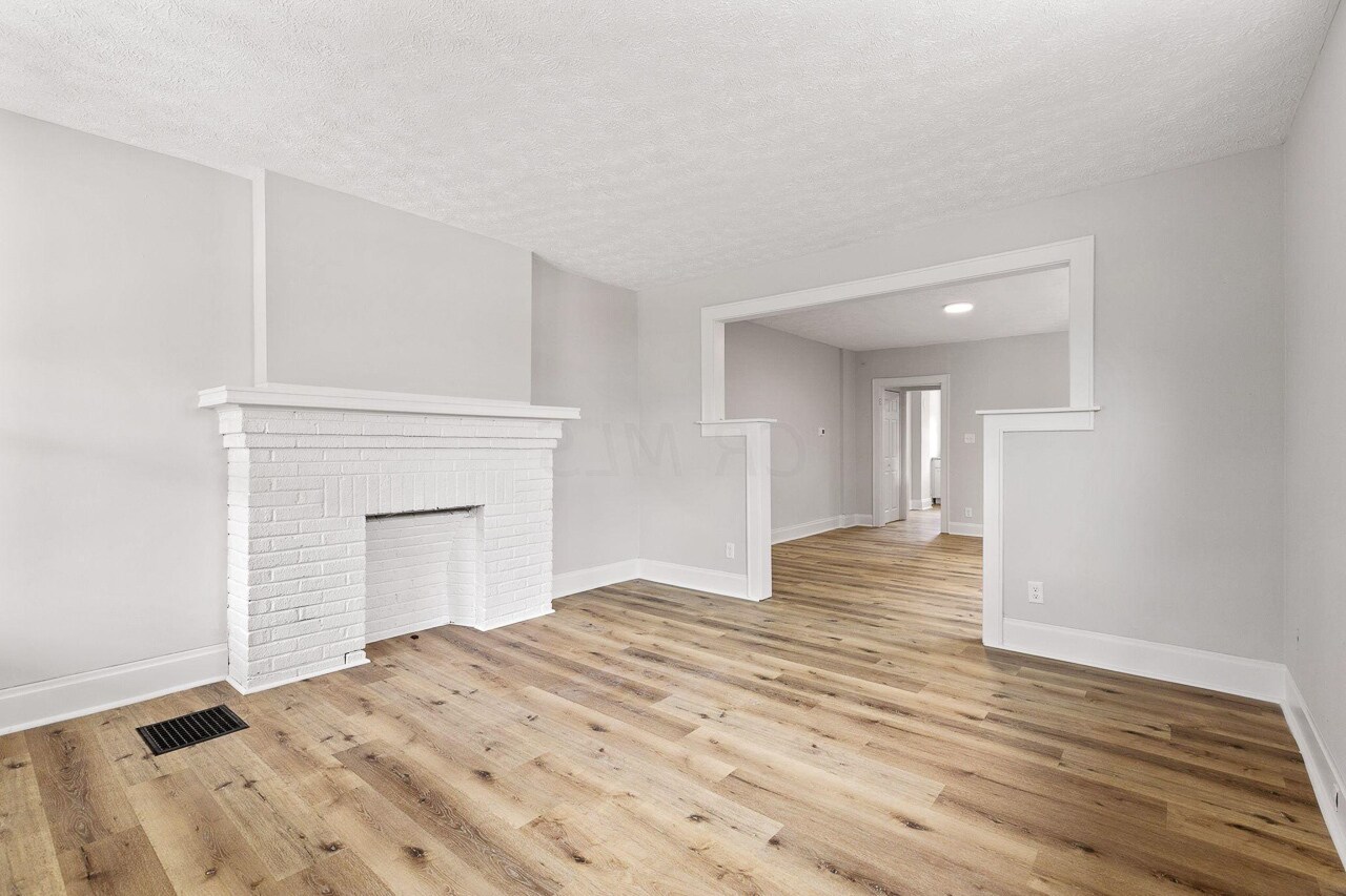 LIVING ROOM - 1024 Lockbourne Rd