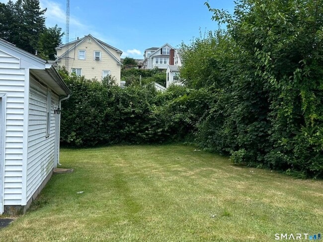 Building Photo - 38 Beecher St