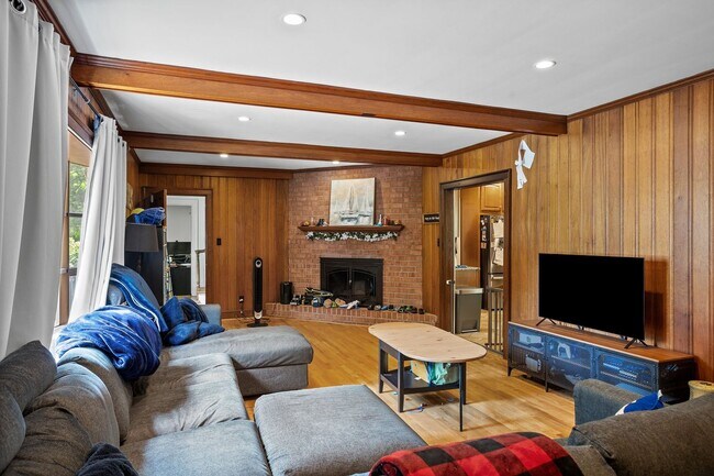 Building Photo - Beautiful brick home on a 1-acre lakefront...