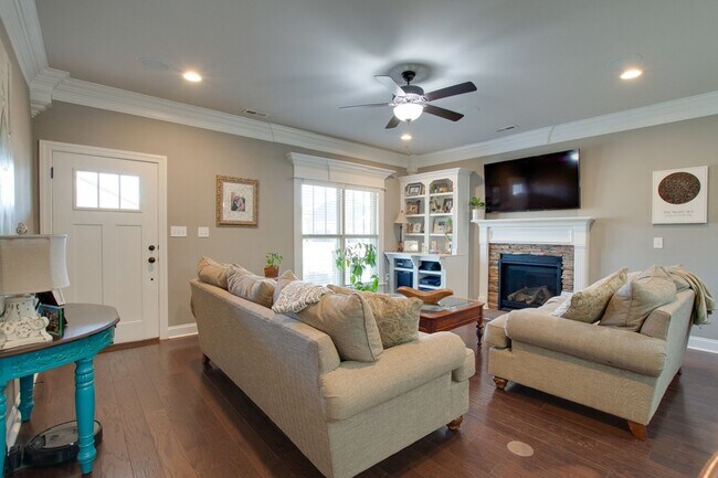 Building Photo - Adoreable 3 Bedroom 2 Bathroom Home in Nat...