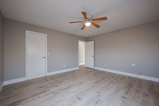 Building Photo - Amazing 5 bedrooms and bathrooms in one of the best school districts!