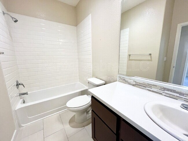 Building Photo - 482 Glendon Pl