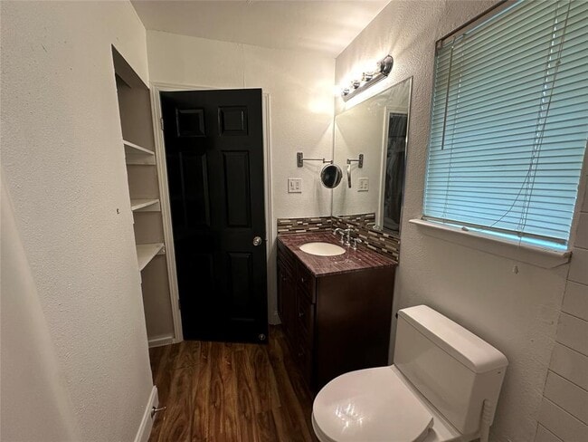 Building Photo - 6004 Palm Cir